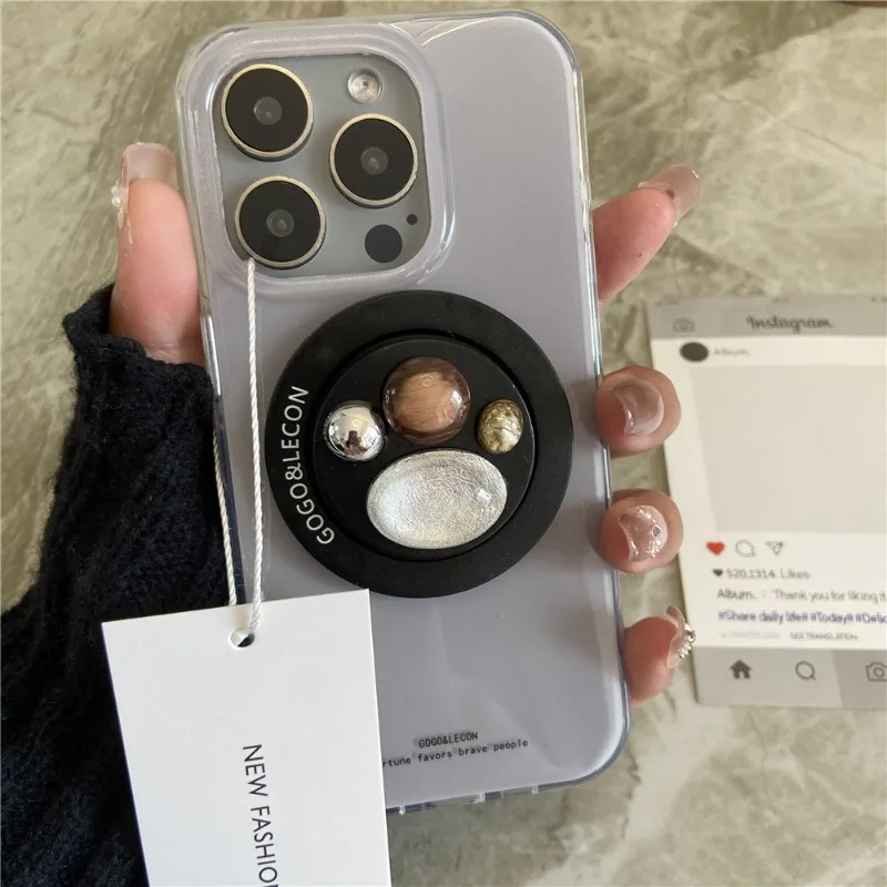 

Серый чехол премиум-класса для iPhone 16 Pro Max/15 Pro/14/13 — противоударный магнитный чехол с подставкой и нишей, украшенный драгоценными камнями