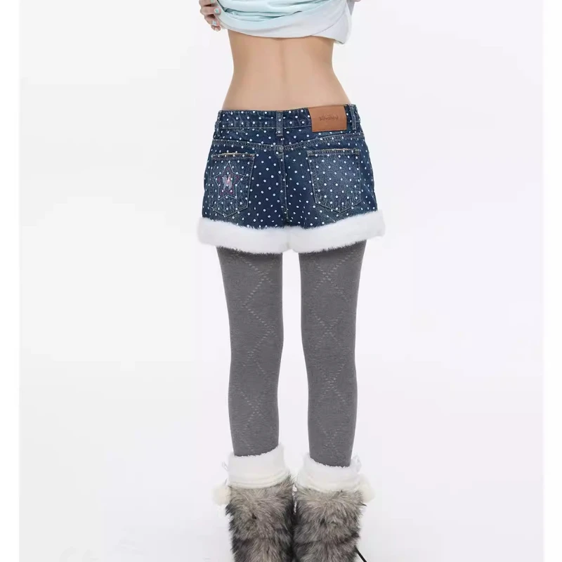 Jeans da donna con giunture foderate in pile a vita alta blu dal design vintage 2025 Autunno Inverno Nuovi pantaloncini di jeans ispessiti caldi da donna