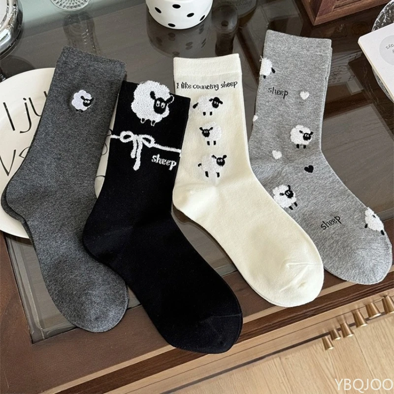 4 Paar Frühling Herbst neue lässige bequeme Damen-Mid-Tube-Socken modische vielseitige süße Cartoon-Damensocken
