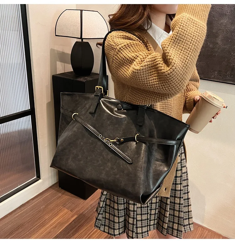 Large Vintage Women's Handbag description 37
