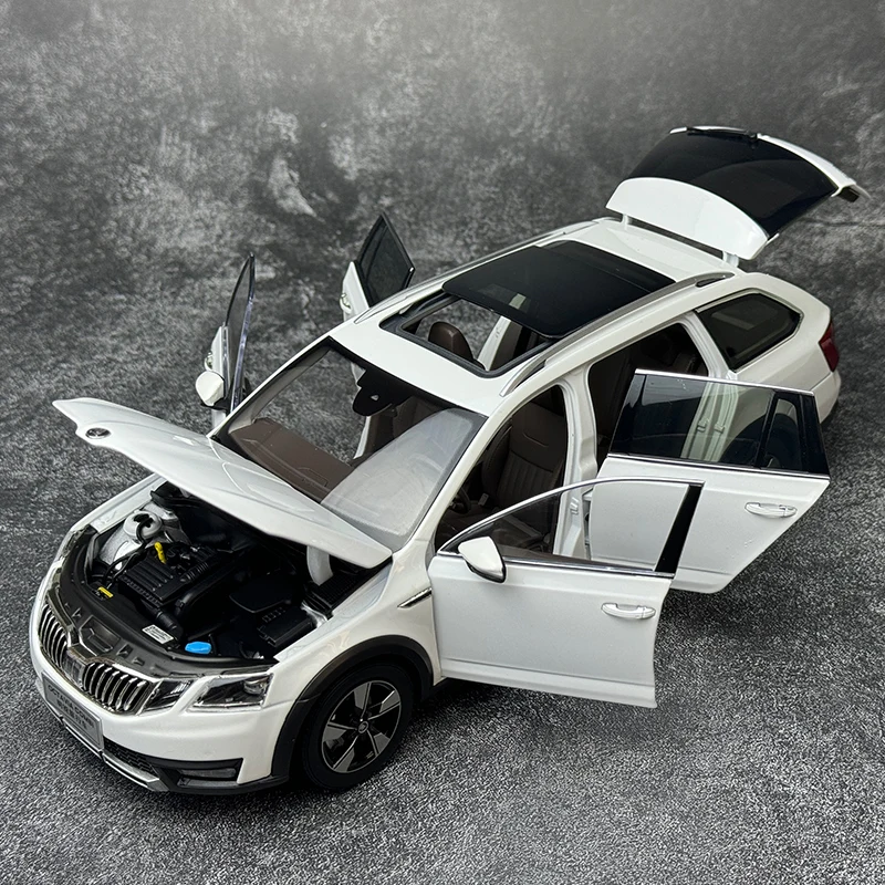 1:18 scale Volkswagen Skoda Sharp station wagon SKODA OCTAVIA Car model Metal material Holiday gift Collect Multi-color option