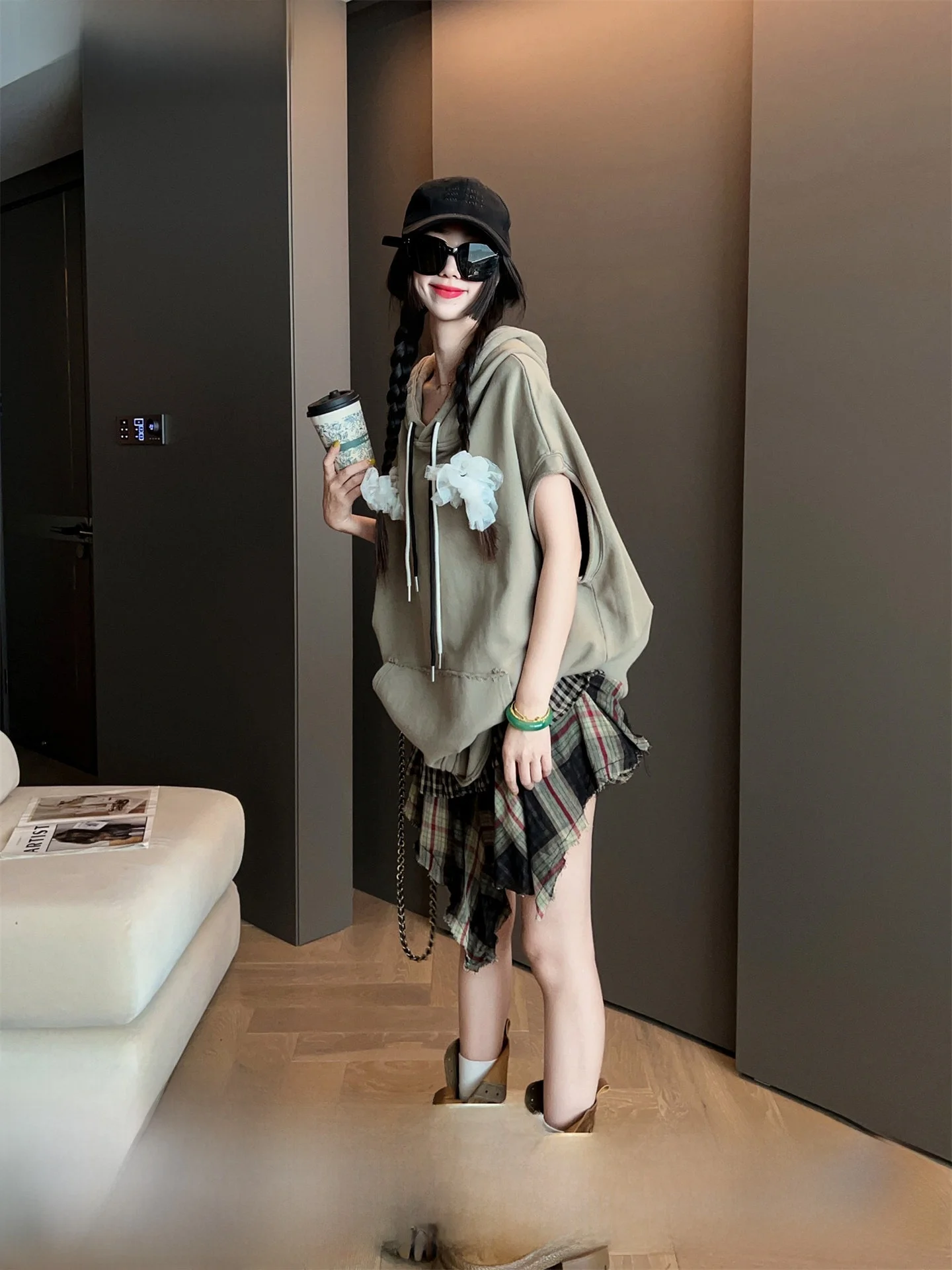 

Модный женский жилет с капюшоном, свободный повседневный универсальный верхний слой с подплечниками, новинка осени 2025 для поездок на работу