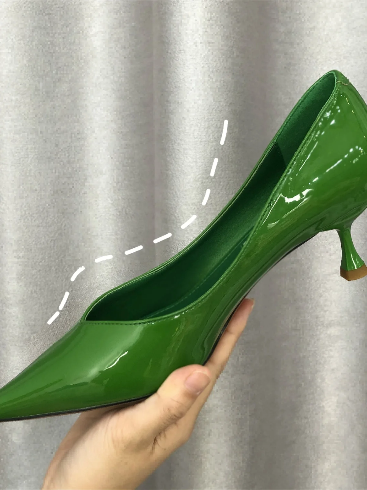 Tacchi alti bianchi nudi, scarpe con mestolo color caramella, scarpe singole con punta a punta, tacchi sottili, tacchi a gatto con bocca poco