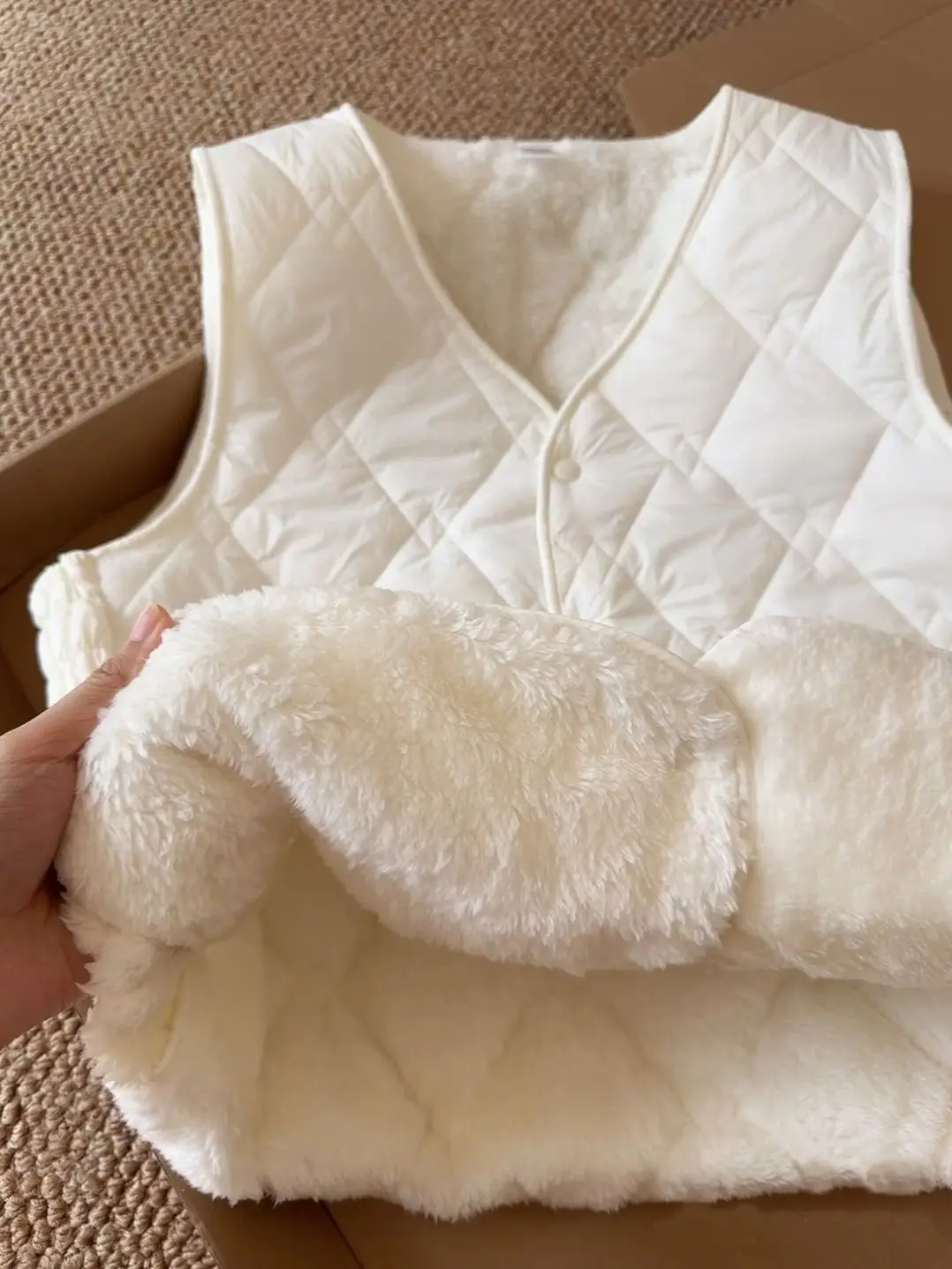 

Women's Round Neck Plush Vest Jacket Autumn Winter Solid Color Small Tank Top Warm Female Single Breasted Sleeveless Coat