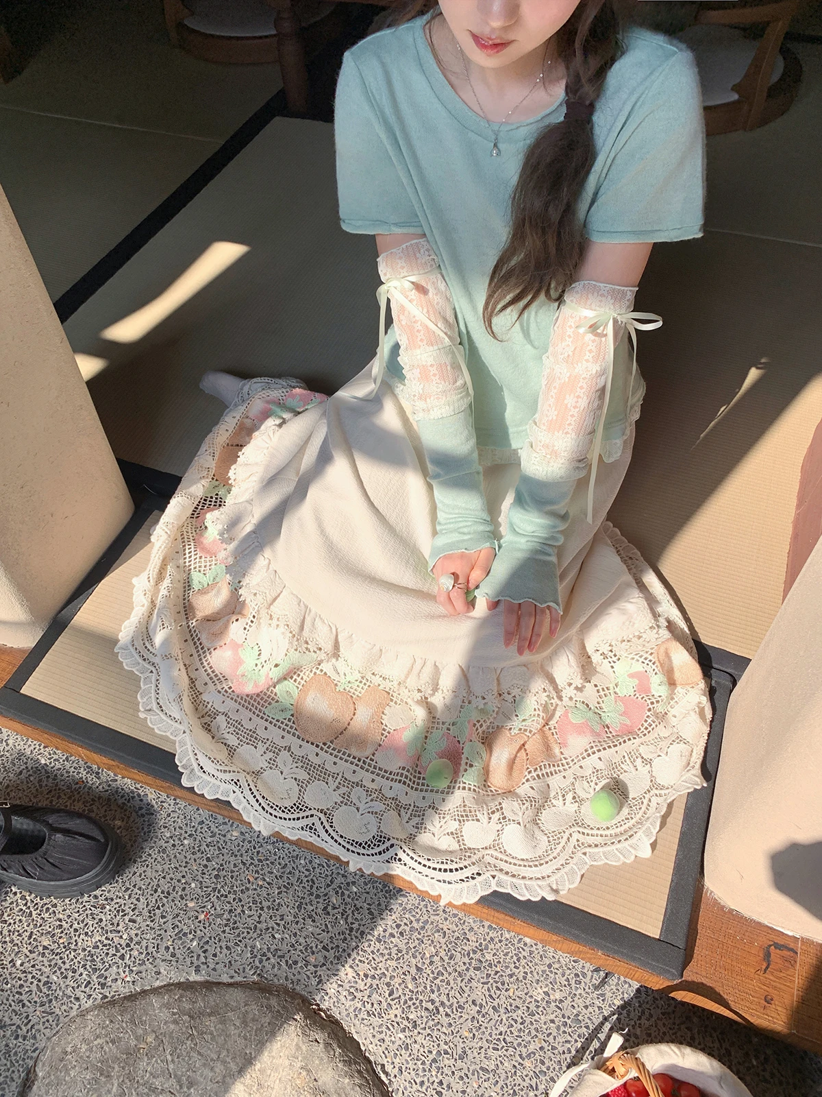 

Элегантная юбка миди с кружевными вставками и А-образным силуэтом для женщин больших размеров, скрывающая недостатки и подчеркивающая фигуру.