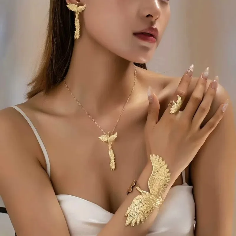 Retro Übertriebenes Goldfarbenes Phönixflügel-Vogel-Anhänger Halskette Ohrringe Armband Set für Damen Luxuriöses Persönliches Schmuckset