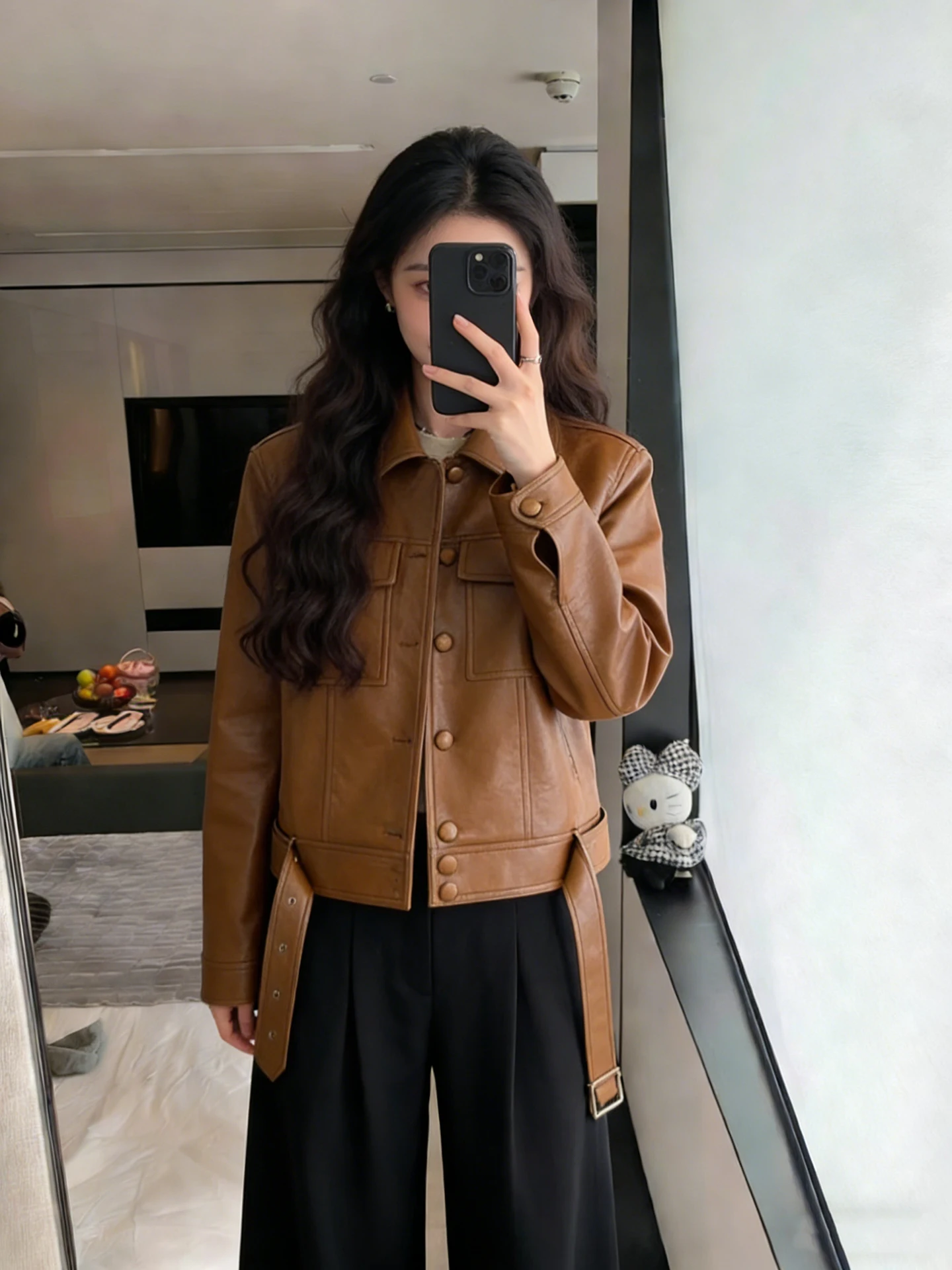 Jaqueta Feminina Retrô Marrom de Couro PU, Nova Coleção Primavera 2026, Casaco Elegante de Caimento Regular com Gola Alta e Fechamento por Botões em Cor Pura