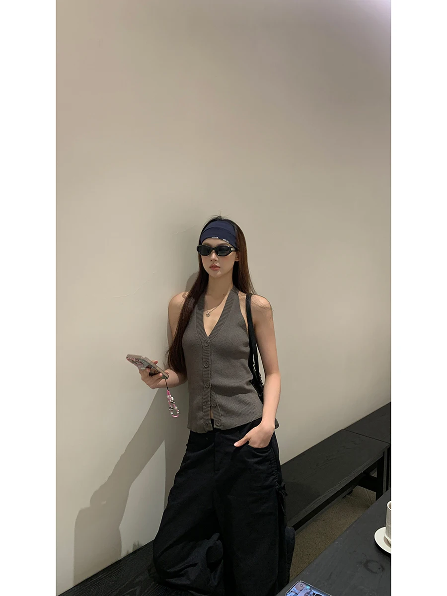 เสื้อกั๊กถักทรงเข้ารูปสำหรับผู้หญิง Red Celebri Studio รุ่นใหม่ประจำปี 2025 เสื้อคลุมฤดูร้อนแบบเซ็กซี่ คอวี ทรงสวย เรียบหรู สีพื้น เหมาะสำหรับใส่ทำงาน