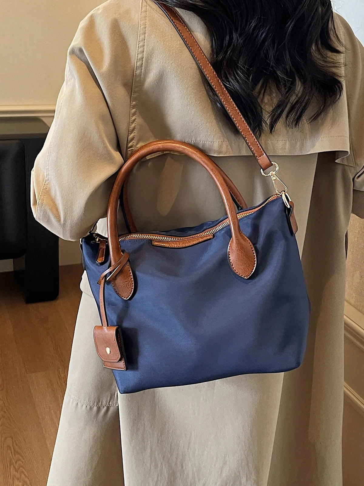 حقيبة كتف نسائية عملية كبيرة السعة من النايلون، حقيبة يد للتنقل اليومي، حقيبة حمل خفيفة الوزن متعددة الاستخدامات للشابات