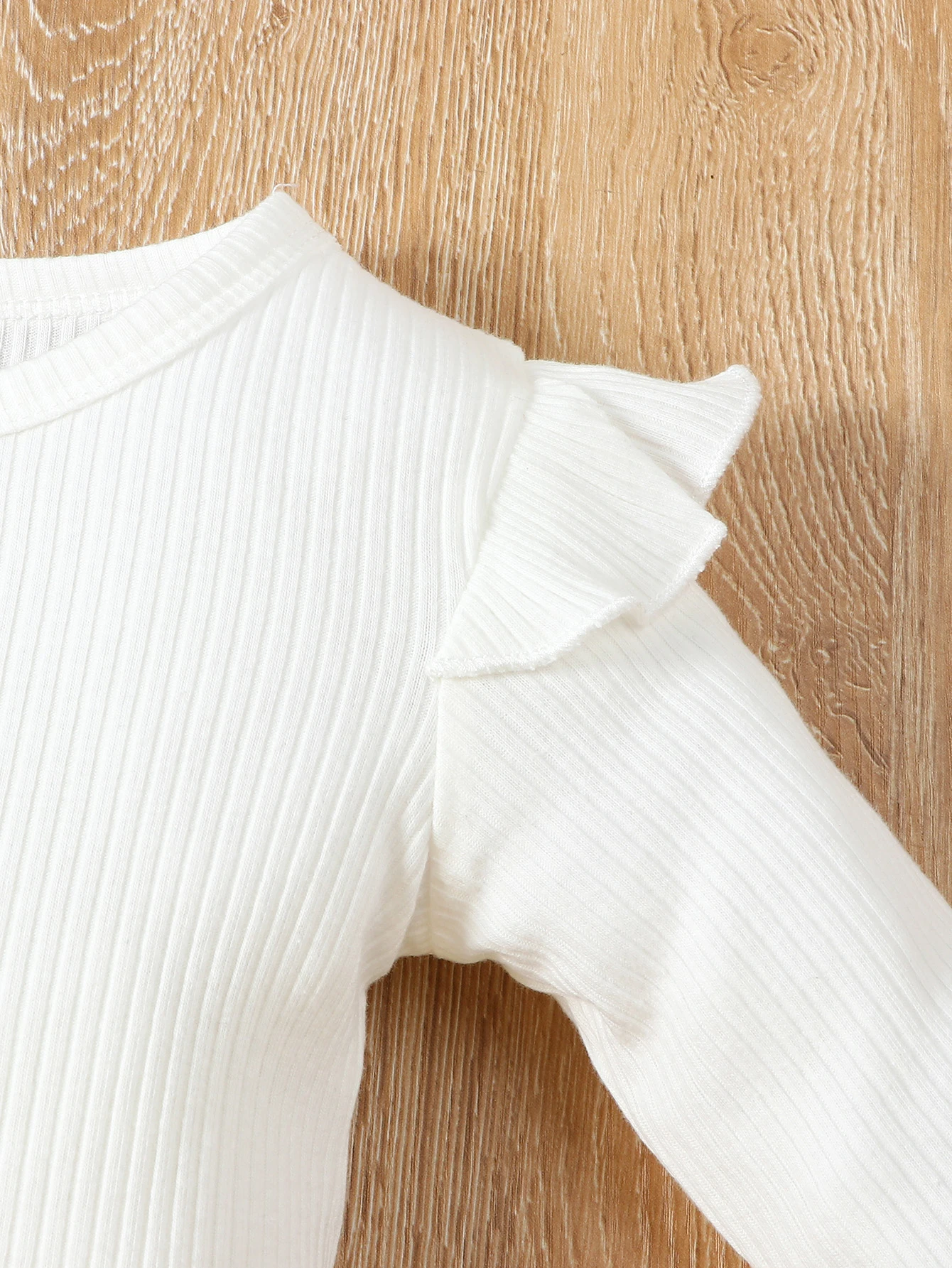 Weißer Langarm-Strampler für Herbst und Winter mit niedlichen 3D-Ohren und Hosenträgern, Baby-Mädchen-Outfit – Detail 6