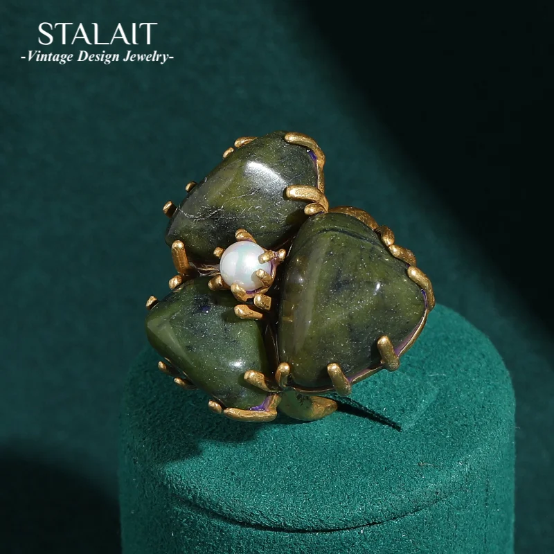 مجوهرات عتيقة عتيقة خاتم أخضر على شكل بتلات من الحجر الطبيعي زهرة لؤلؤ ذهبي اللون إكسسوارات فاخرة للنساء جديد 2025 #1