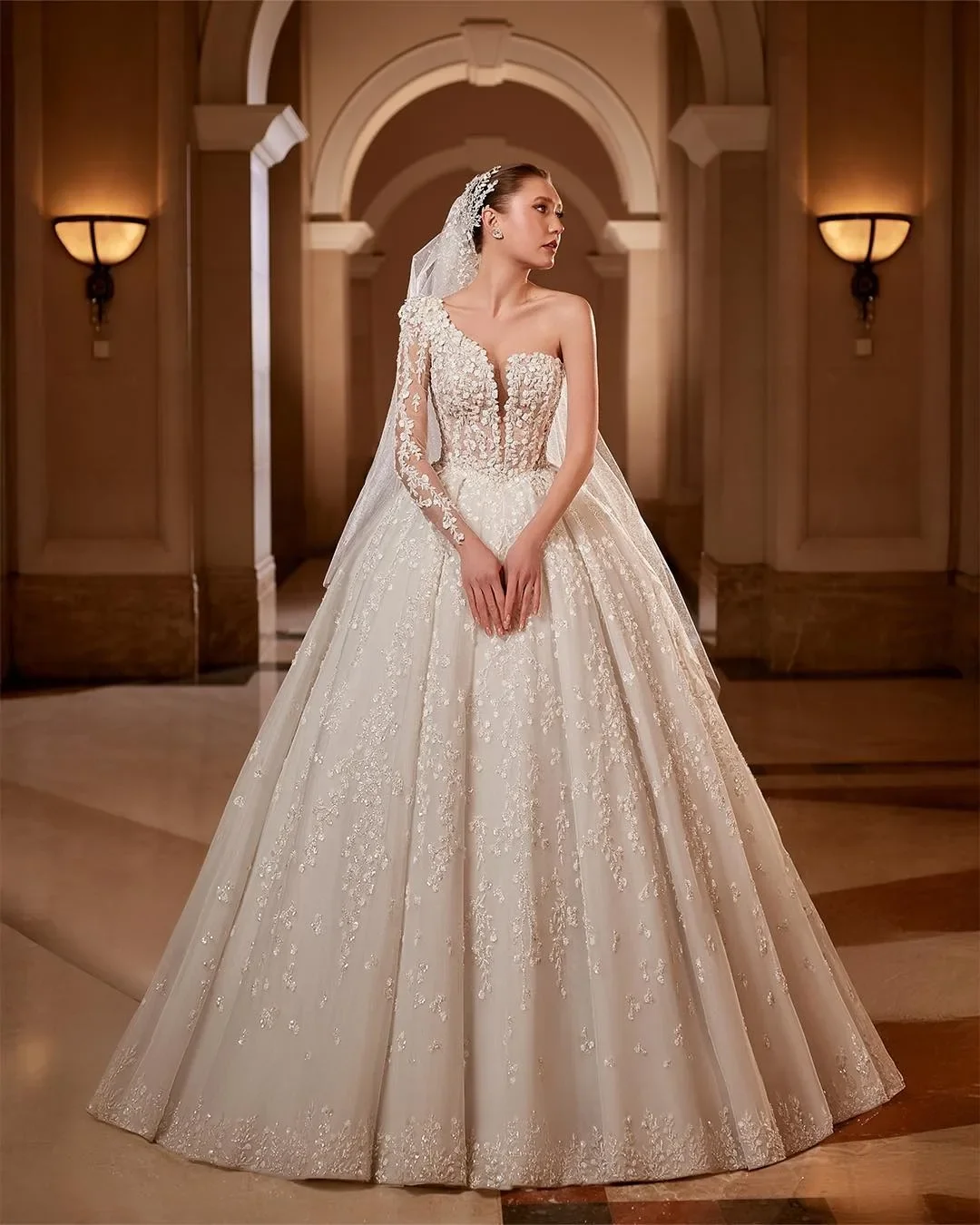 Luxury Ball Gown Wedding Dresses One Shoulder Long Sleeve Appliques Lace Bridal Gowns Sweep Train Backless Customized Robe