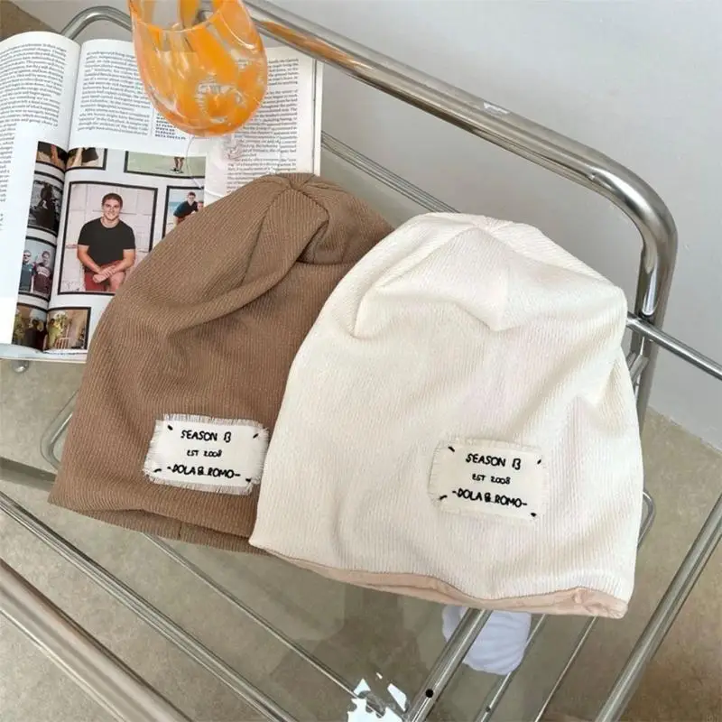 قبعات عصرية محببة بلون سادة من القطيفة الدافئة للأذن لحماية جميع المقاسات