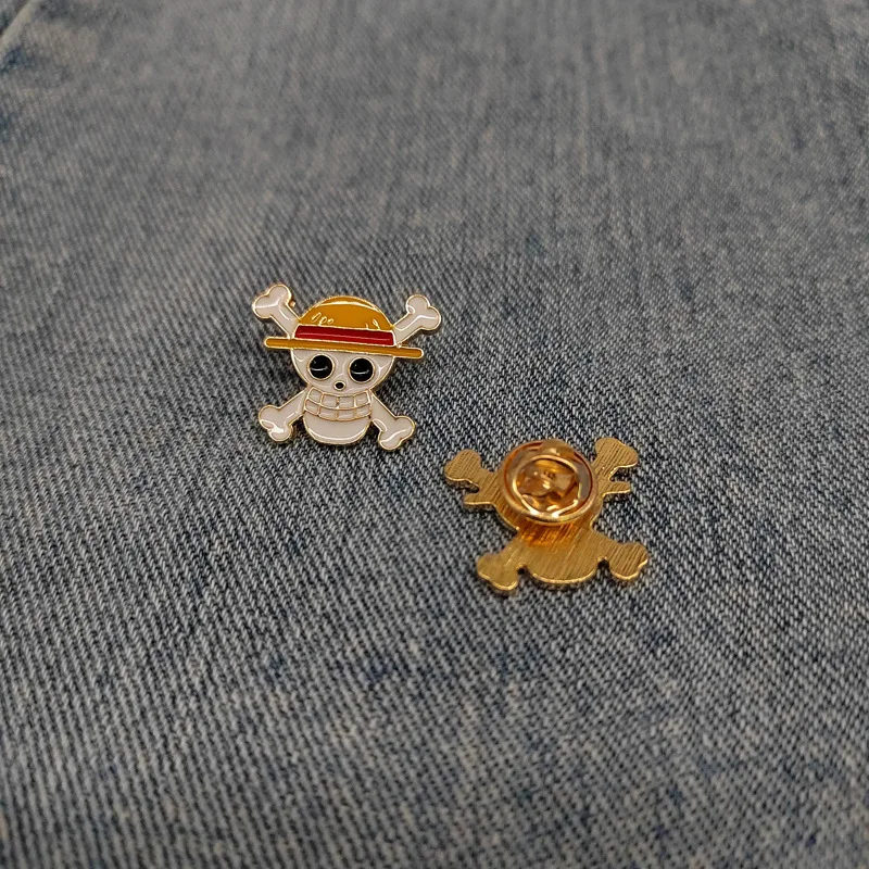 Bros Luffy satu buah, kepala tengkorak, Pin Anime logam Enamel, bros lucu untuk wanita, Pin untuk ransel, dekorasi Halloween