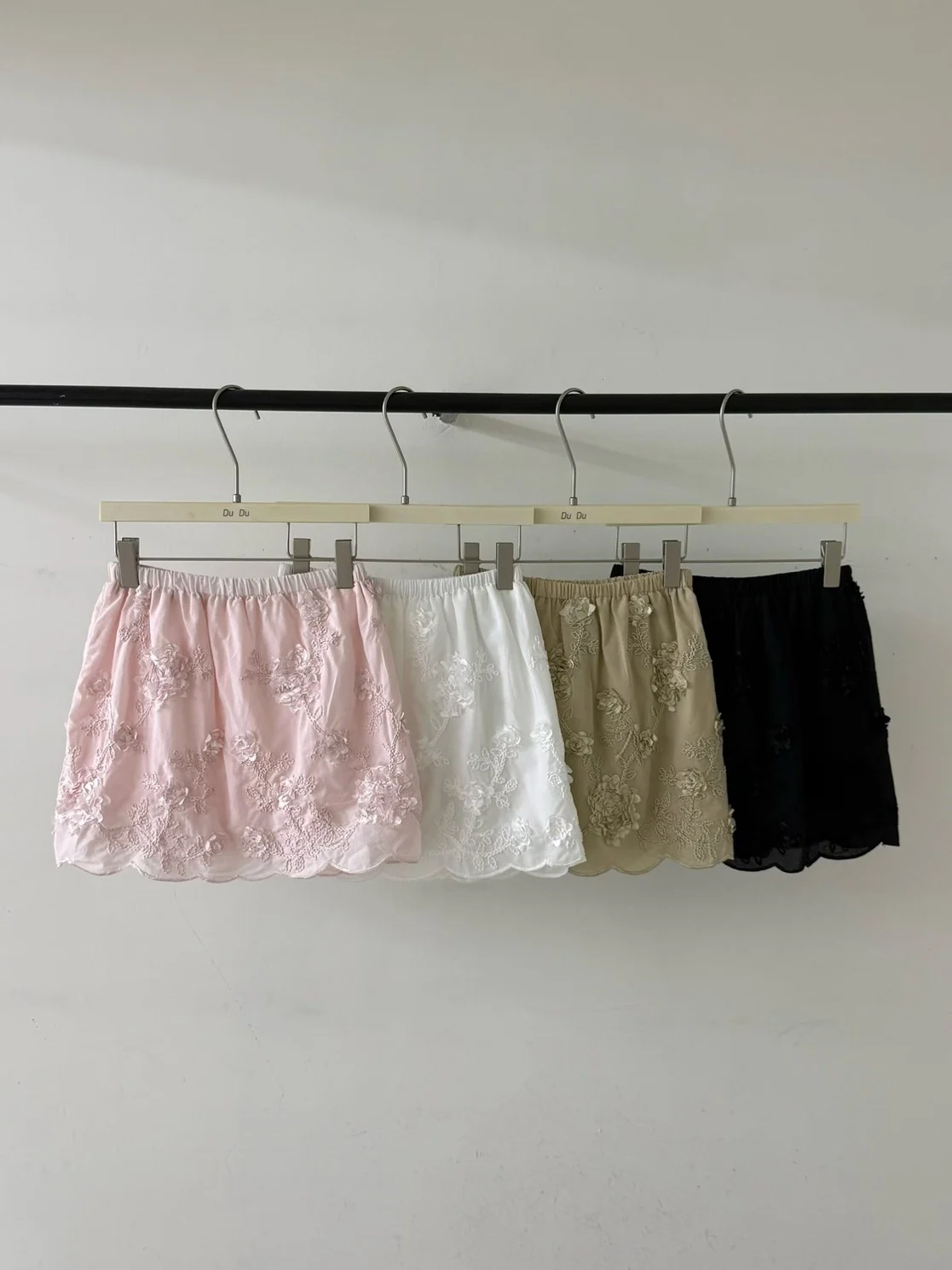 Summer 2026 Embroidered Heavy Work  Color Elastic Waist Lace Short Skirt Age Defying Half Body Skirt Body Contouring