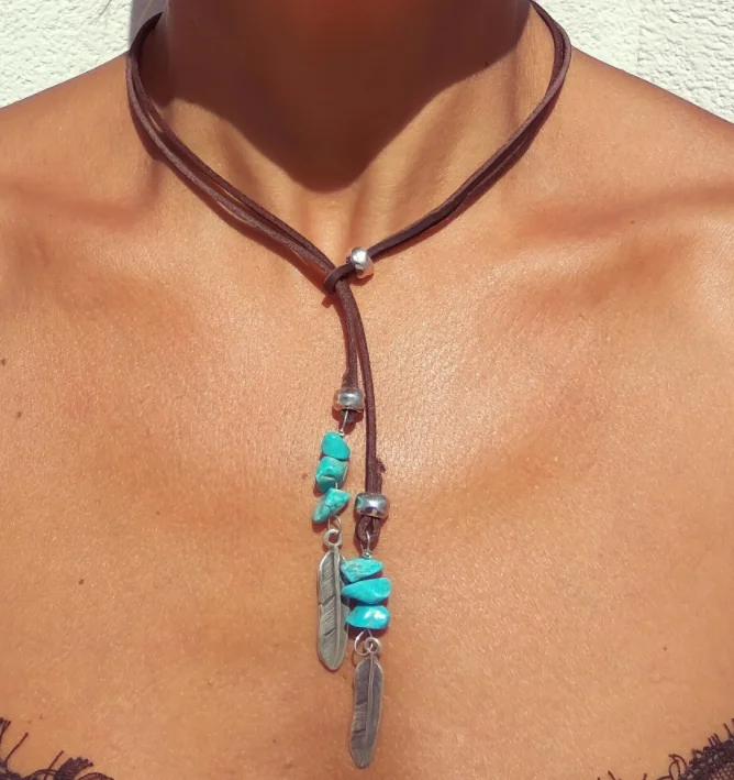 女性のためのボヘミアンエスニックスタイルのフェザーペンダント,レザーネックレス,グリーンストーン,レトロな個性,シンプルなギフトアクセサリー,人気