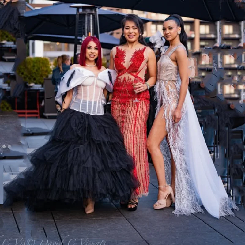 

Бело-черное выпускное платье с перьями, длинное, фасон А-силуэт, с корсетом, многослойное из фатина, с открытыми плечами, прозрачное, для вечеринок