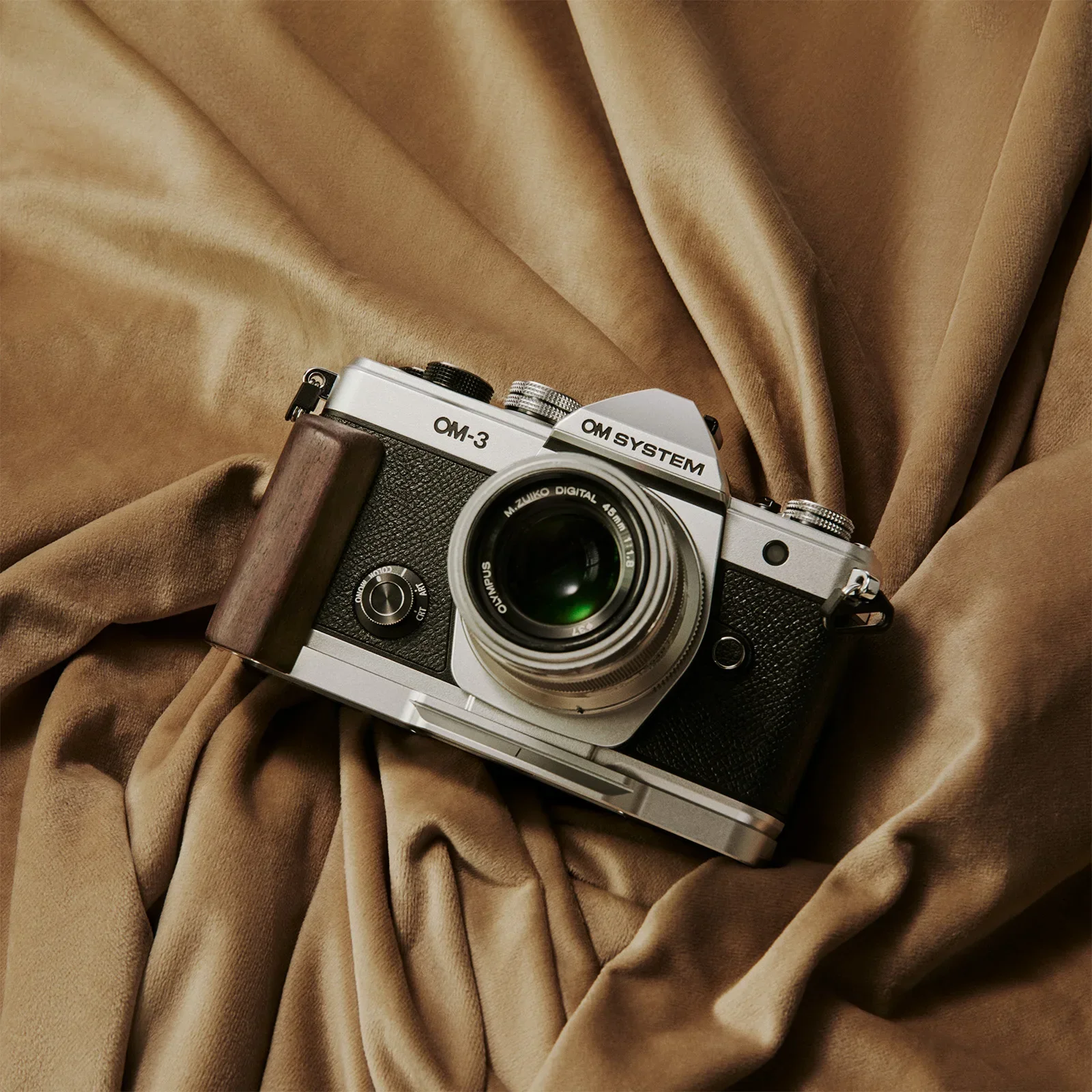SmallRig 5563 OM-3 L-Shaped Mount Plate with Wooden Handle for OM SYSTEM OM-3 Built-in Arca-Swiss Quick Release Plate only 62g - Image 6