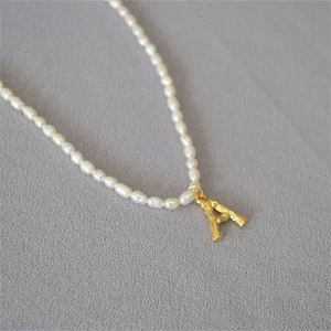 Colar oval vintage de pérolas artificiais para mulheres, placa dourada boho, textura de árvore de metal, pingente com letras, moda francesa 10 principais vendas colar letra perola - №9