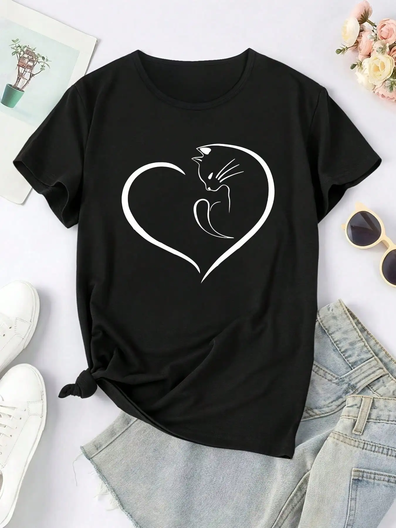 

1pc Women's Crewneck T-Shirt With Cat And Heart Print, Casual Short-Sleeved Top For Spring/ Summer, Sports And Everyday Wear