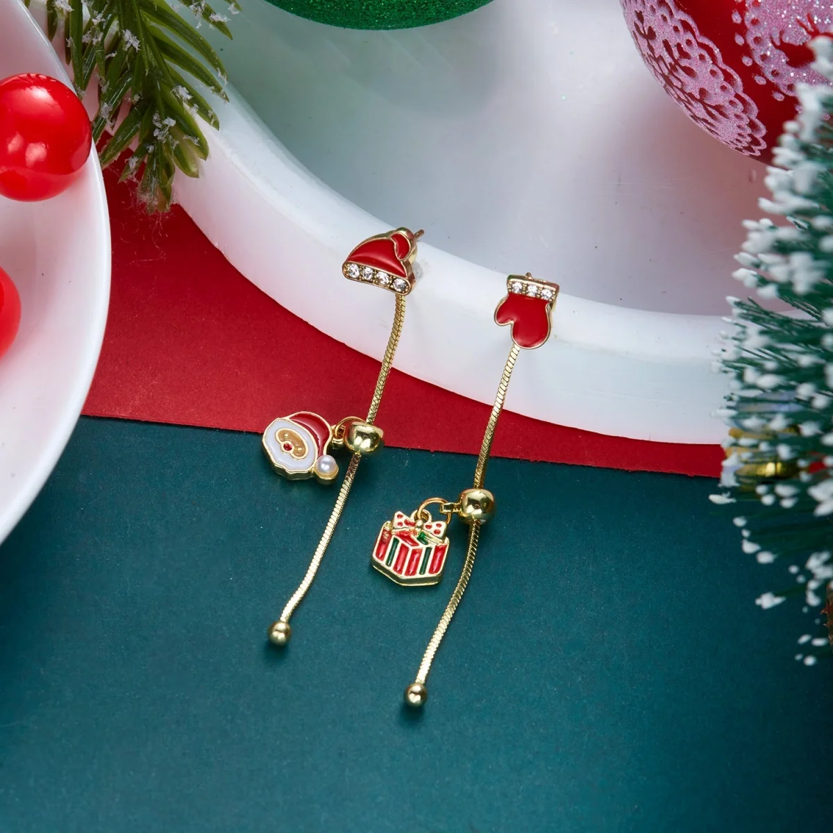 Weihnachts-Kletter-Set: Weihnachtsmann-Mütze, Handschuhe, Quasten-Ohrringe für Damen, asymmetrische Weihnachtsbaum- und Schneemann-Ohrringe, Schmuck. – Detail 28