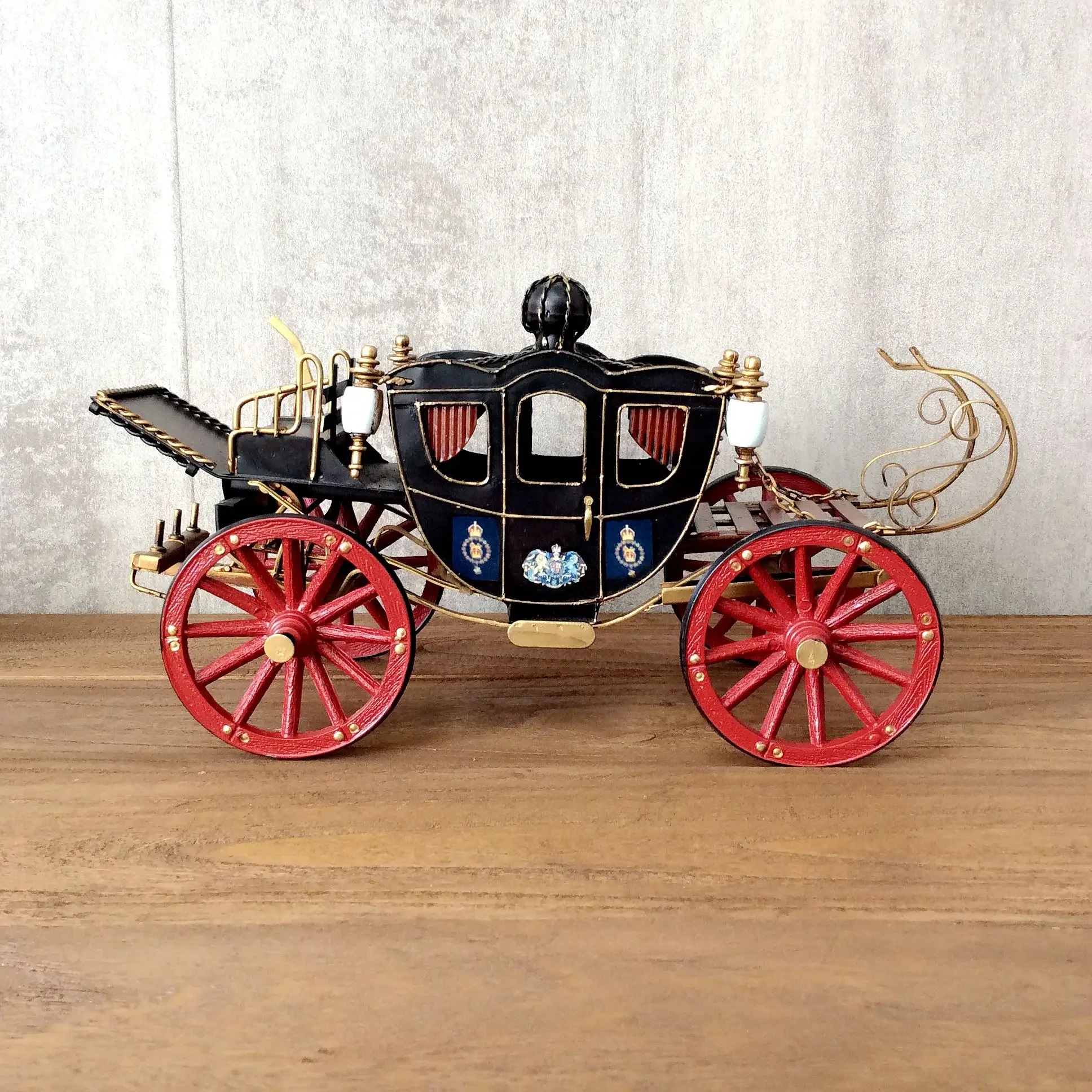 Palace style palace carriage model gift souvenir restaurant window home decoration ornaments iron handmade collectibles props