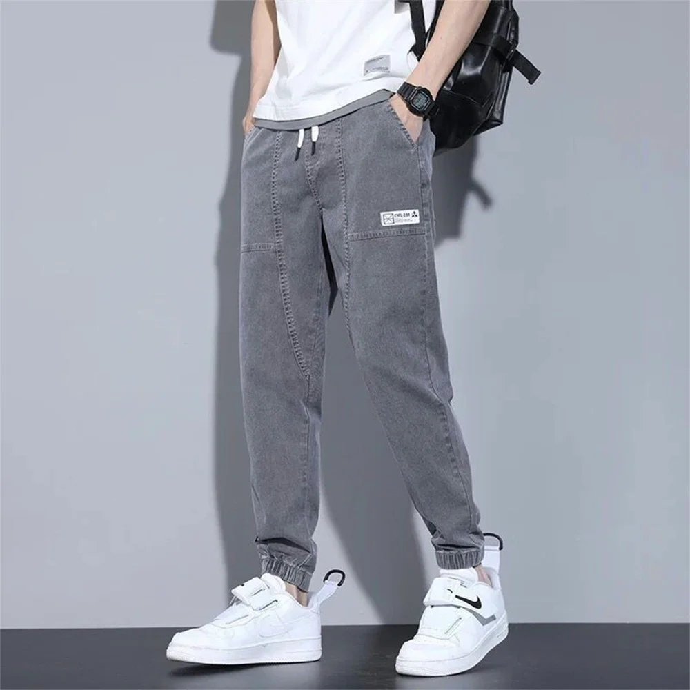 2025 frühling Sommer Lose männer Jeans Text Stickerei Baggy Elastische Taille Harlan Cargo Jogger Hosen Männlich Grau männer jeans harem