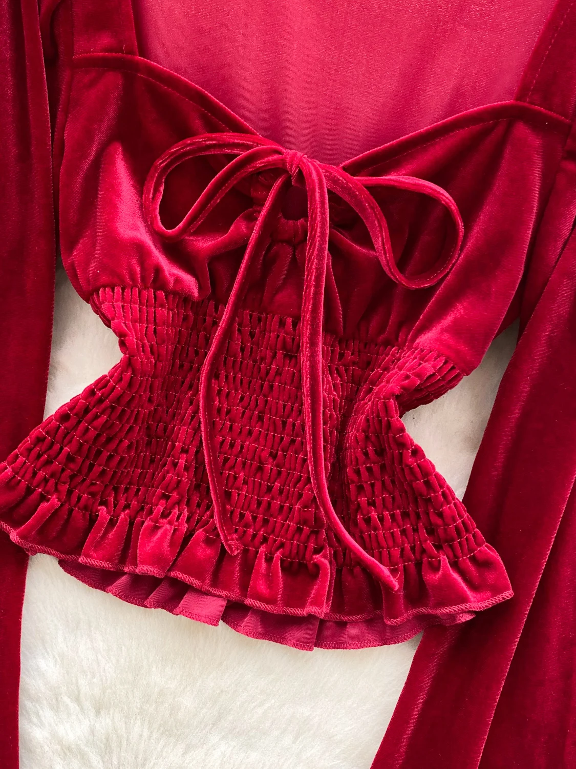 Aksamitna sukienka damska, modna, jesienno-zimowa, z paskiem w talii, rękawami typu latarnia, wiązana na kokardę, kwadratowy dekolt, dopasowany krój, bazowa sukienka.