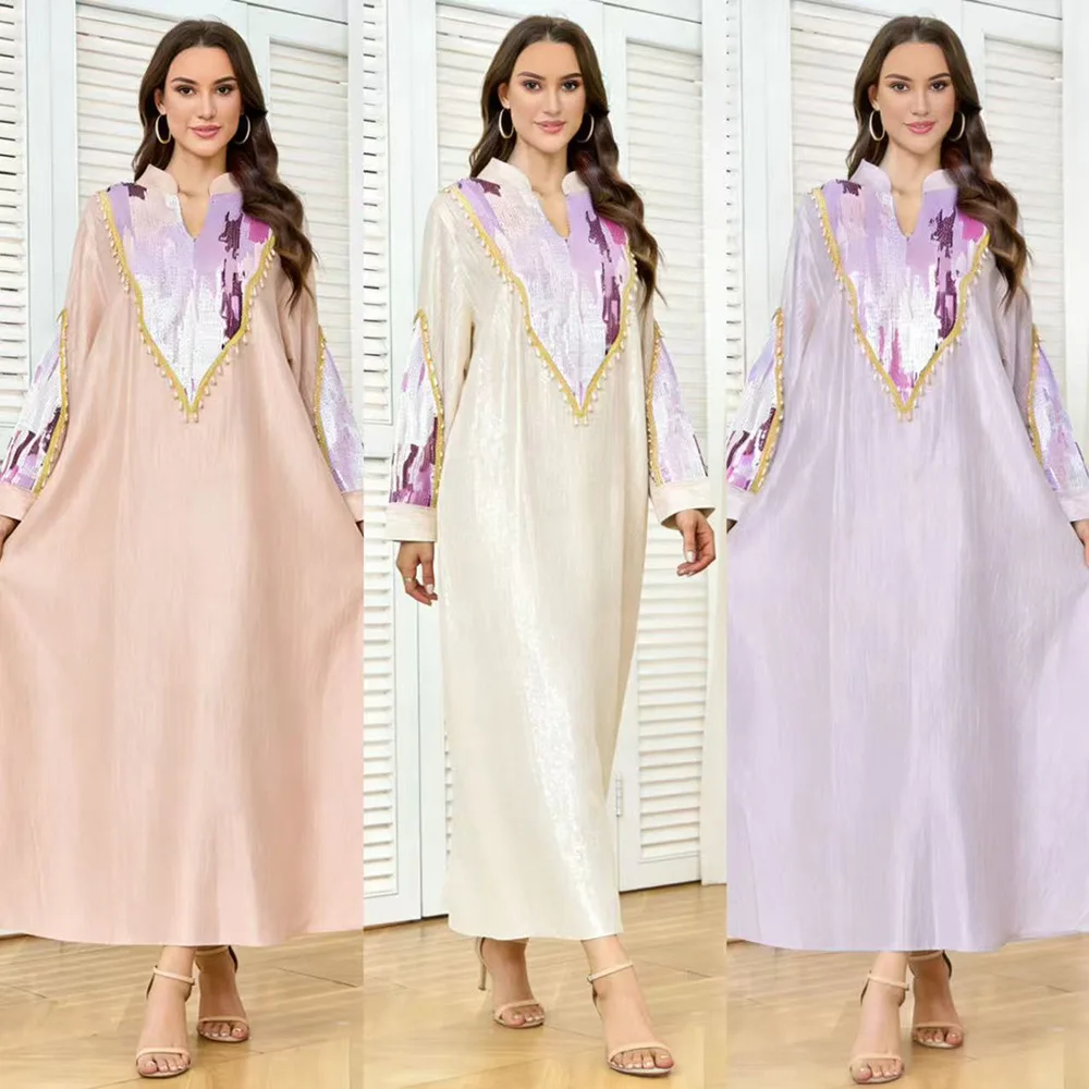 

Новая роскошная абайя в арабском стиле: белая основа с золотой вышивкой и изысканными декоративными элементами для высококлассных исламских торжеств