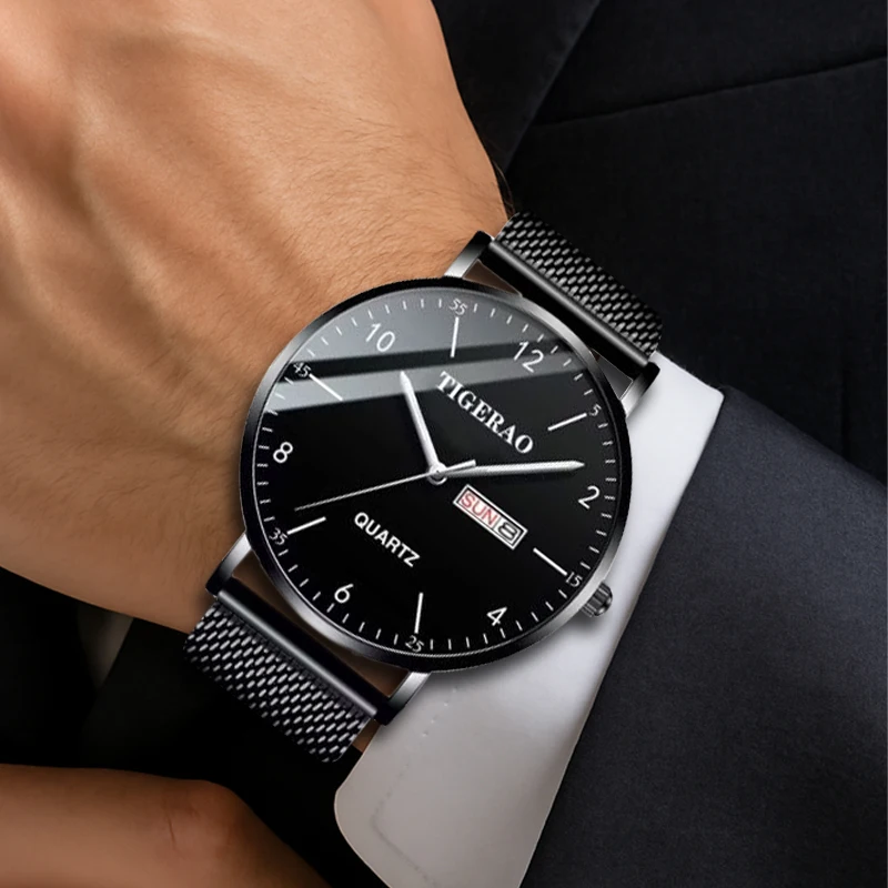 Un orologio da uomo al quarzo doppio con borchie eleganti e in rete nera