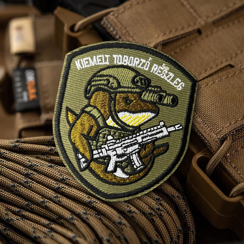 Parche táctico tiburón bordado – Velcro moral para chaleco - imagen 2