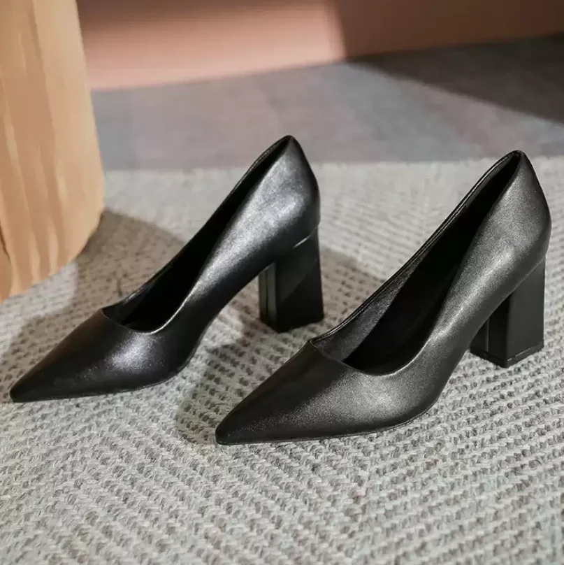 

Новые женские туфли-балетки из натуральной кожи: модные, роскошные, идеально подходят для офиса и деловых встреч.