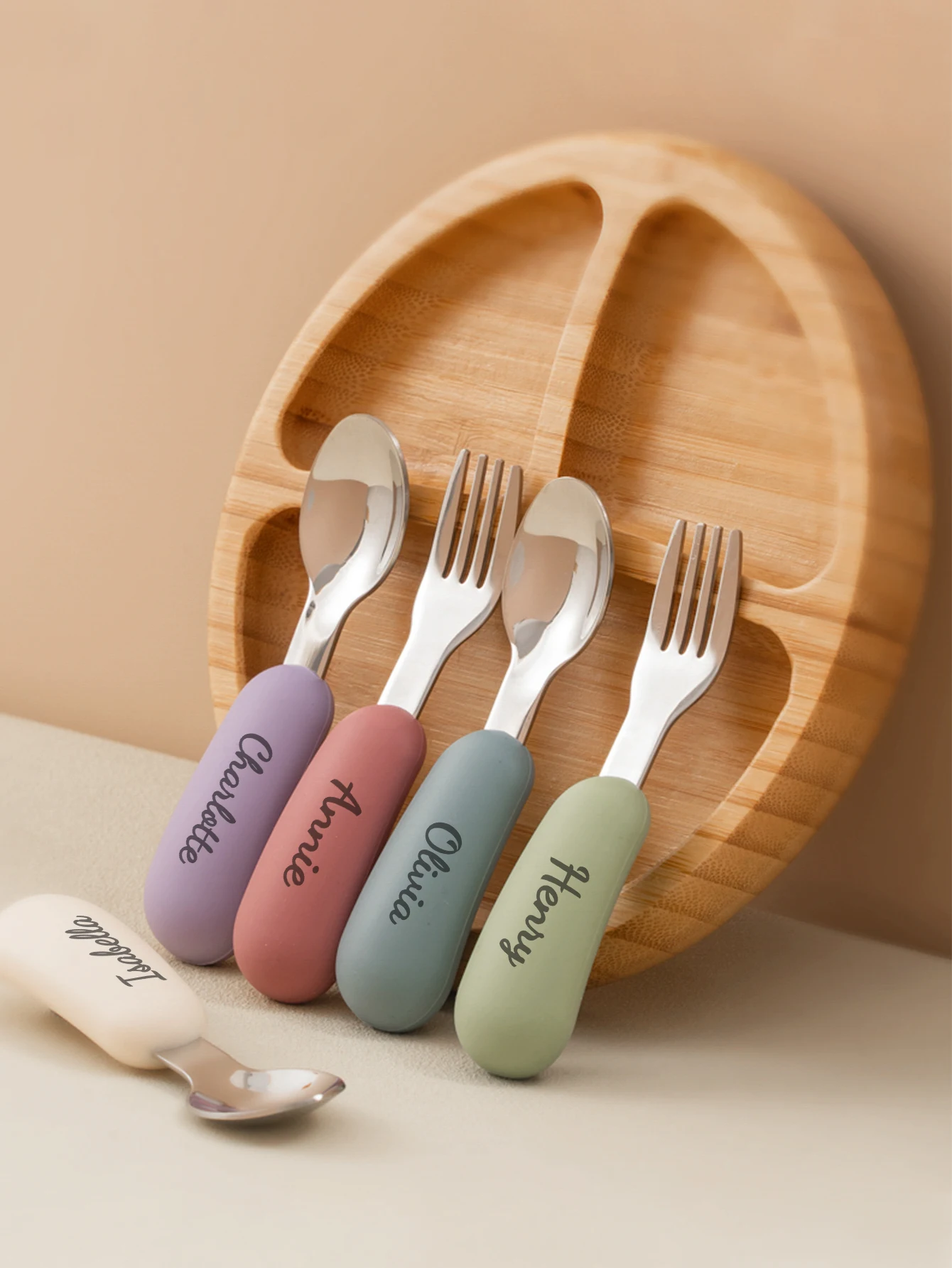 

4 шт., силиконовая детская вилка из нержавеющей стали с индивидуальным именем, набор ложек, не содержащая BPA, посуда для малышей, детские столовые приборы для кормления, посуда