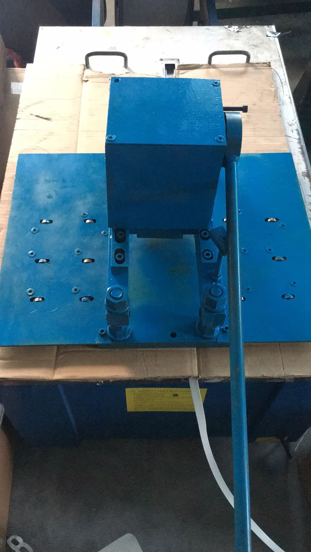 Handbediende voertuig auto licentie nummerplaat pers drukmachine