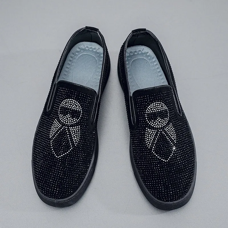أحذية مصممة كريستالية للرجال بدون كعب أحذية أنيقة من حجر الراين الأسود للرجال أحذية بدون كعب كاجوال فاخرة سهلة الارتداء