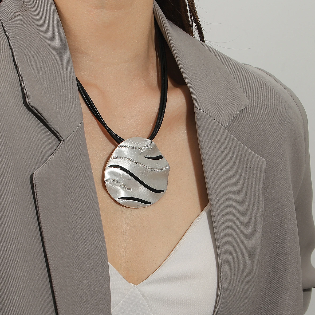 

Amorcome Wire-drawing Roundness Pendent Leather Necklaces For Women Polished Sweater Chain Simple Exaggerated 2025 New Jewelry