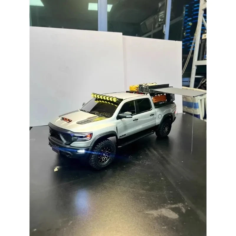 

RC Off-Road Truck Roof Spotlight LED Aluminum Base Plate Top Light for KM 1/8 RAM 1500 RC Crawler Upgrade Option Part