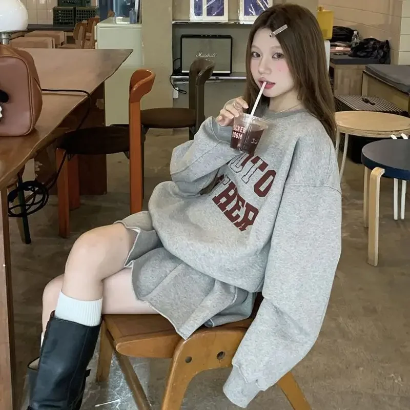 2025 NewPreppy Girl بدلة مكونة من قطعتين مع قلنسوة برقبة على شكل حرف وتنورة مطوية مكونة من قطعتين ملابس نسائية Cinjunto De Dos Piezas AA