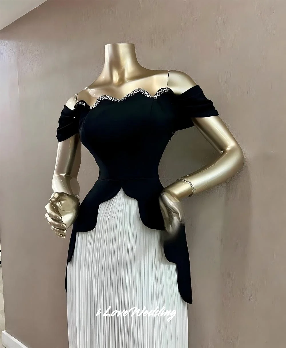 ชุดราตรีสีดำขาวแบบไม่มีสายรัดไหล่ แต่งระบาย ทรงเอไลน์ แบบเปิดไหล่ ชุดงานแต่งงาน ชุดงานเลี้ยง ยาวกรอมพื้น จับจีบ สามารถสั่งตัดได้