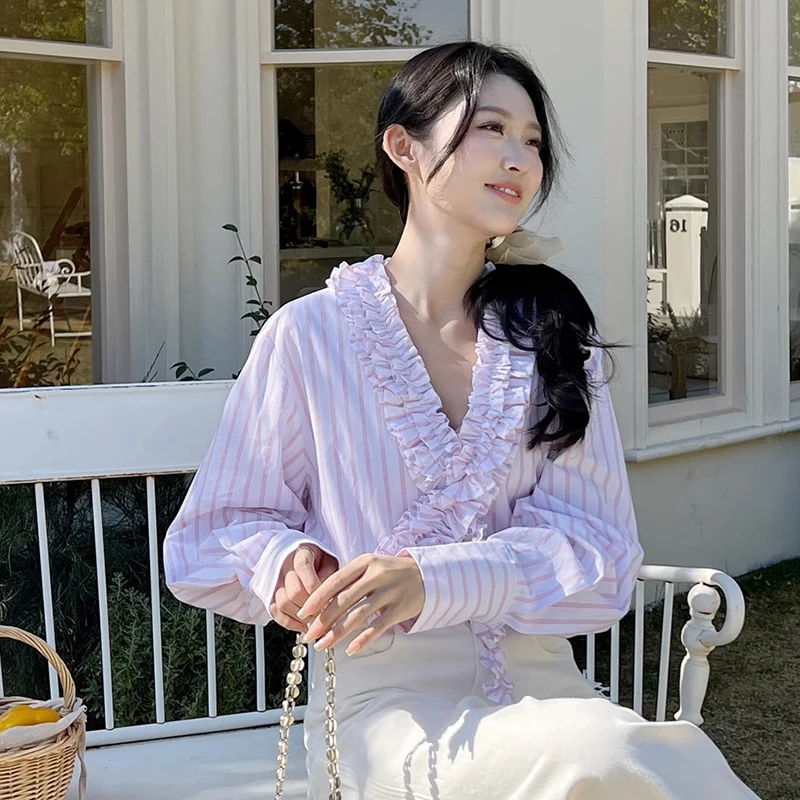 قميص نسائي جديد أنيق فضفاض بأكمام طويلة ومخطط بتصميم متقاطع وحواف مزينة بالزهور، أزياء نسائية عصرية للعمل مصنوعة من ألياف الب...