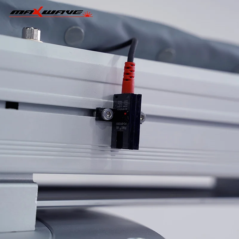 Soldador semiautomático de reparo de metal QCW para peças de trabalho grandes, câmera CCD integrada para precisão, compatível com vários metais