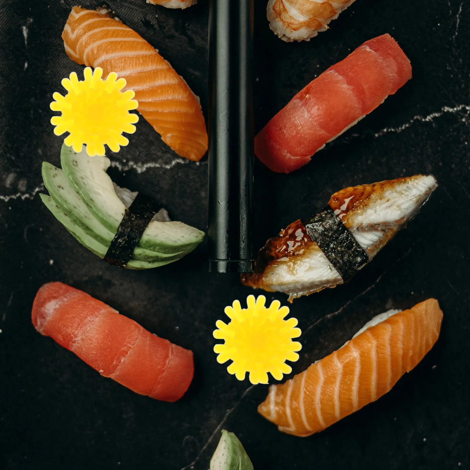 

200Pcs Artificial Chrysanthemum Sushi Flowers Realistic Plastic Sashimi Plate Decorations Disposable Restaurant Ornaments