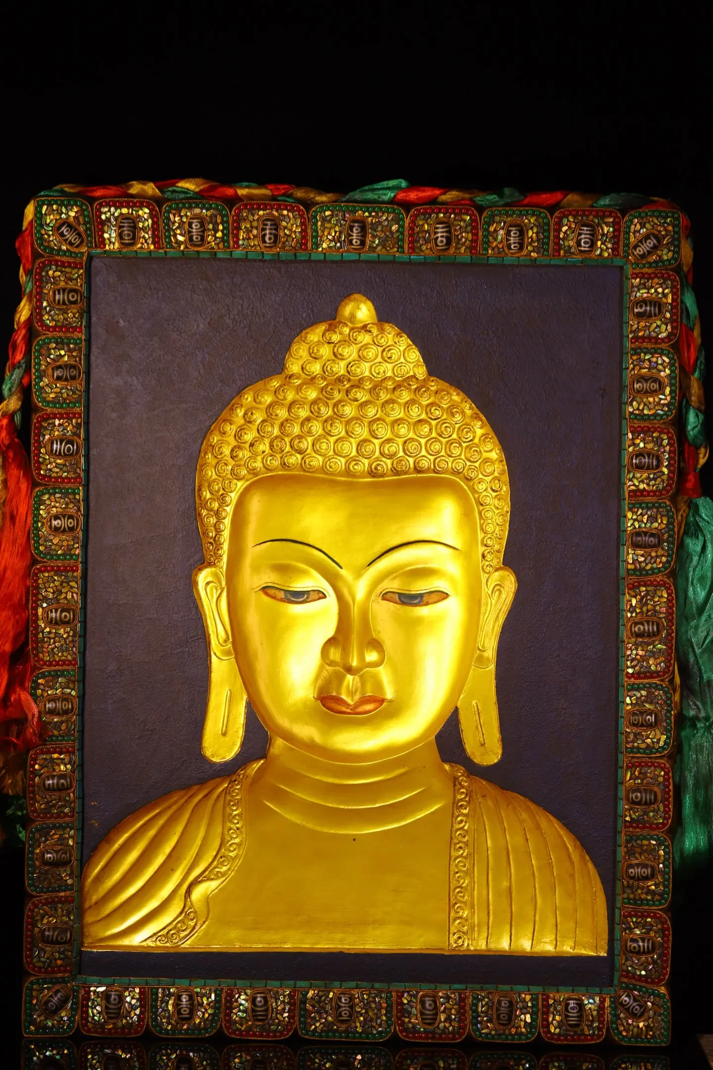 

26-дюймовая непальская настенная панель-тангка с головой Будды Паринирваны, украшенная позолоченной мозаикой из бусин gZi и ракушек, в стиле старого корневого бодхи