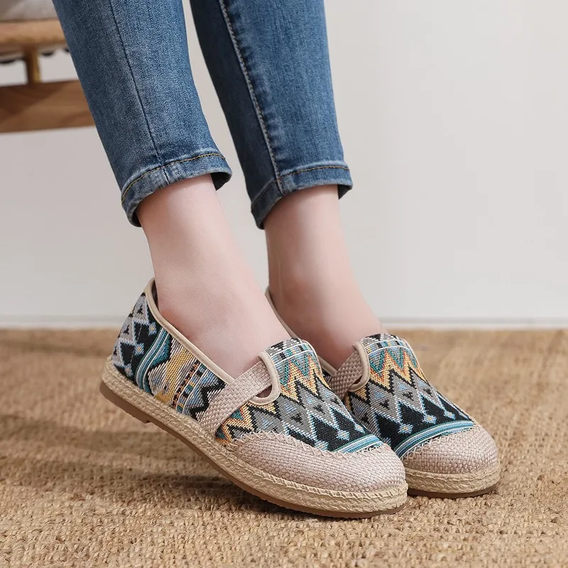 Women's Cloth Shoes Embroidered Woven Old Beijing Canvas Shoes Soft Soles Comfortable Mother Shoes 2024 Trend Breathable Casual