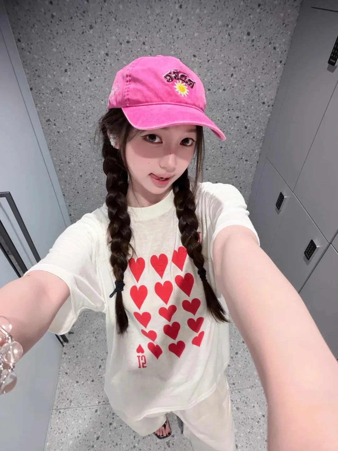 アメリカンレトロ通気性のある薄い白半袖tシャツ女性夏小さなデザインポーカープリントルーズトップ韓国スタイルラウンド