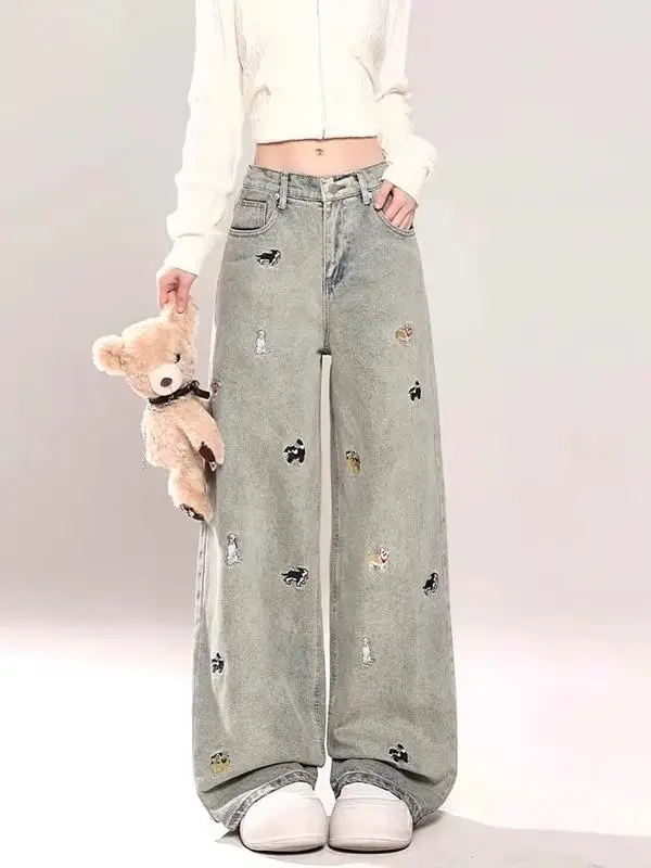Damskie jeansy z wysokim stanem, haftowane, z kwiatowym wzorem, grafika, dekoracja, moda damska, denim, estetyka, trendy, unikatowe.