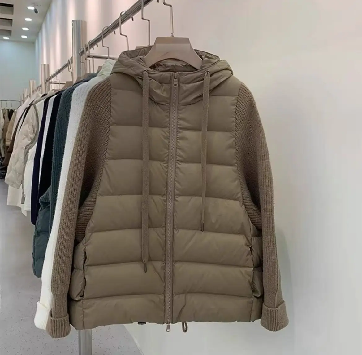 Otoño/Invierno chaqueta de plumón europea nueva para mujer chaqueta de empalme de punto con capucha para ir al trabajo