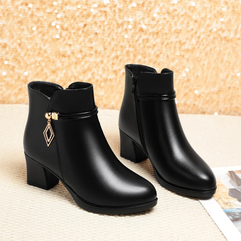 Zapatos cómodos de cuero suave para mujer, botas cortas con plataforma, elegantes botines de oficina con tacón de Bloque Negro, moda de invierno