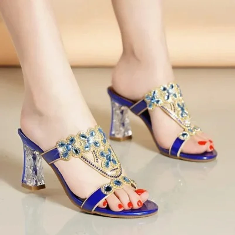 

2025 летние новые модные женские тапочки на высоком каблуке с открытым носком, персонализированные туфли на толстом каблуке с бриллиантами и кристаллами
