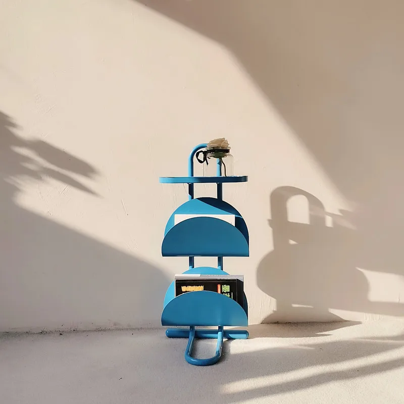 

Приставной столик в книжной тумбочке — напольная полка для гостиной, органайзер для тумбочки в спальне, многоуровневая полка для журналов, угловая витрина для хранения